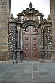 Azzorre, Isola di San Miguel - Ponta Delgada. Igrejia de Sao Sebastiao, Chiesa madre di San Sebastiano. Uno dei portali laterali.
